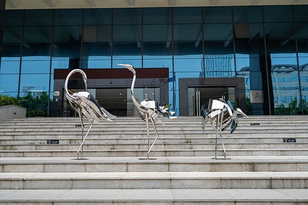 Custom Abstract Crane Sculptures – Stainless Steel Geometric Bird Art for Outdoor Decoration